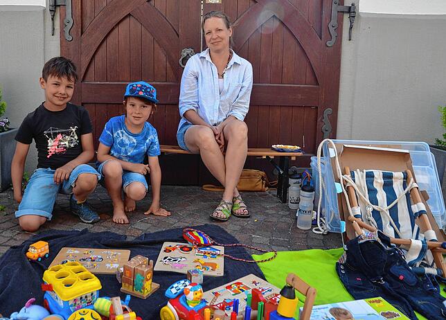 Rafael, Lenny und Isabel Weber beim Kinderflohmarkt.