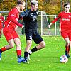 Tim Aschenbrenner (Mitte) und seine Mannschaft von der SG Marbach/Rietheim nahmen beim 2:2-Remis gegen den SV Aasen (links Marco Schmid, ...