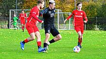 Tim Aschenbrenner (Mitte) und seine Mannschaft von der SG Marbach/Rietheim nahmen beim 2:2-Remis gegen den SV Aasen (links Marco Schmid, ...