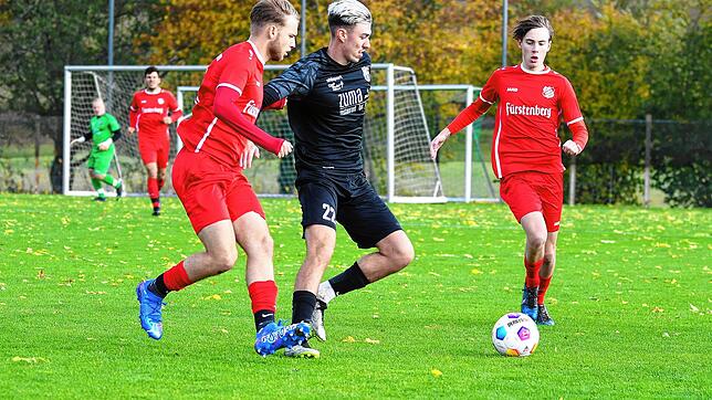Tim Aschenbrenner (Mitte) und seine Mannschaft von der SG Marbach/Rietheim nahmen beim 2:2-Remis gegen den SV Aasen (links Marco Schmid, ...