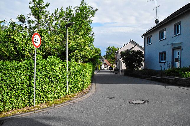 Hier mündet die Gumpenhalde in die Bergstraße. Obwohl die Gumpenhalde kurz ist, ist sie sehr unübersichtlich. Nicht nur im ...