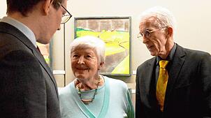 Brigitta Rauscher, hier mit Marcus Röwer (links) und Alfred Mutter, stellt noch bis Sonntag in der Alten Kirche in Volkertshausen aus. ...