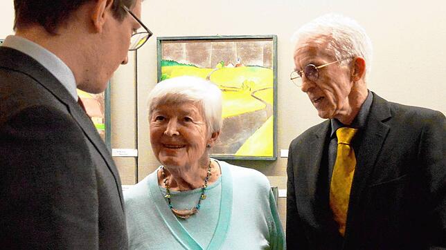 Brigitta Rauscher, hier mit Marcus Röwer (links) und Alfred Mutter, stellt noch bis Sonntag in der Alten Kirche in Volkertshausen aus. ...