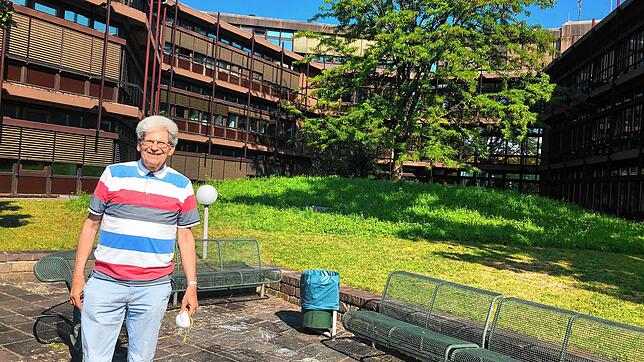 Bernhard Wütz vor dem Landratsamt in Waldshut. Am 13. August feiert der frühere Landrat seinen 80. Geburtstag. (Archivbild)