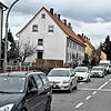 Stau auf der Radolfzeller Straße in Stockach, hier ein Archivbild: Durch die geplante West-Umfahrung soll das aufhören. Auch Anwohner ...