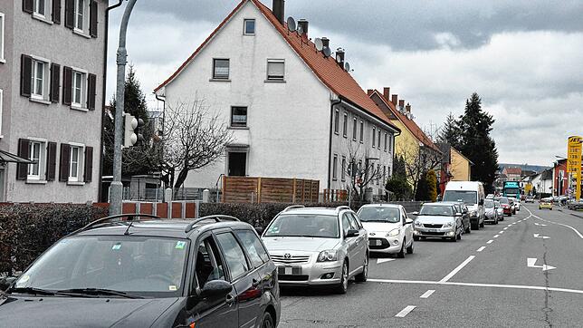 Stau auf der Radolfzeller Straße in Stockach, hier ein Archivbild: Durch die geplante West-Umfahrung soll das aufhören. Auch Anwohner ...
