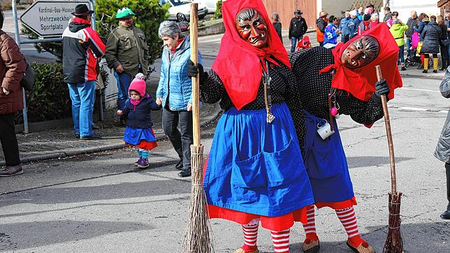 So kennt man die Bergli-Hexen: Bei Umzügen, so wie hier vor einigen Jahren in Riedböhringen, sorgen sie stets für gute Laune. 2025 ...
