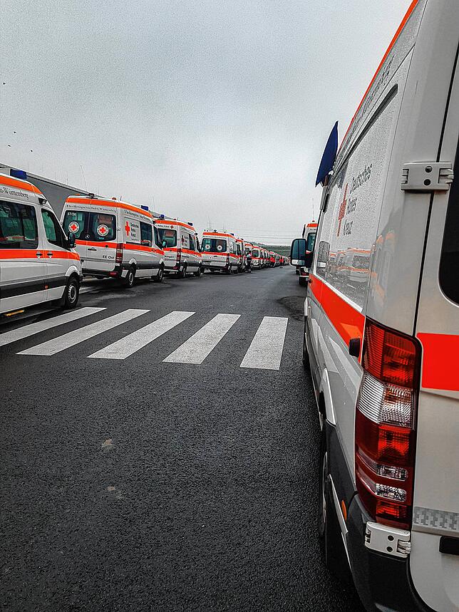 Lange Kolonne: Krankenwagen aus ganz Deutschland auf dem Weg ins Krisengebiet.
