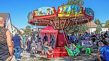 Das nostalgische Kinderkarussell findet bei Jung und Alt großen Anklang. Bild: Hermann-Peter Steinmüller