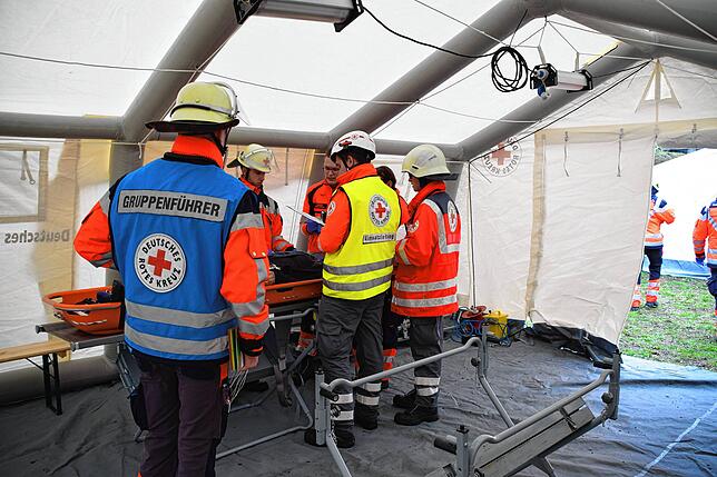 Weitergabe eines Betroffenen an den (fiktiven) Hubschrauber im Ausgangszelt.