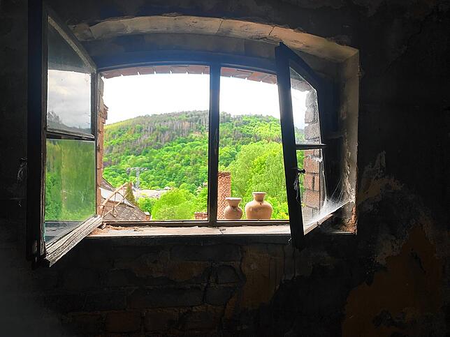 Blick aus einem Fenster der Fabrik.