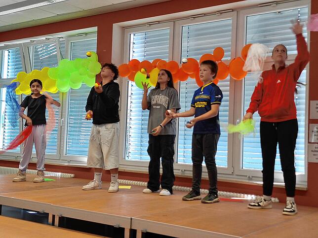 Die Zirkus-AG jongliert mit Bällen und Tüchern.