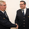 Nach zehn Jahren als Kommandant gratuliert Claus Mecking seinem Nachfolger Martin Stett zur Wahl.