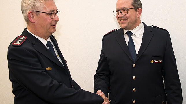 Nach zehn Jahren als Kommandant gratuliert Claus Mecking seinem Nachfolger Martin Stett zur Wahl.