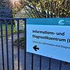 Das Corona-Testzentrum ist auf dem Gelände der Hegau-Bodensee-Kliniken mit Informationszentrum Diagnostik ausgeschildert. Es führt zu ...