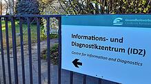 Das Corona-Testzentrum ist auf dem Gelände der Hegau-Bodensee-Kliniken mit Informationszentrum Diagnostik ausgeschildert. Es führt zu ...