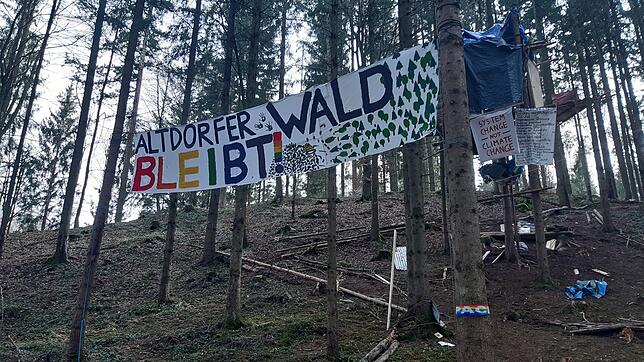 Klimaaktivisten haben den Altdorfer Wald im Kreis Ravensburg besetzt. Der Regionalplanentwurf sieht vor, dass hier Kies abgebaut wird. ...