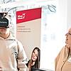 Yvonne Denzler demonstriert Alexandru Tripon die VR-Brille ihrer Einrichtung