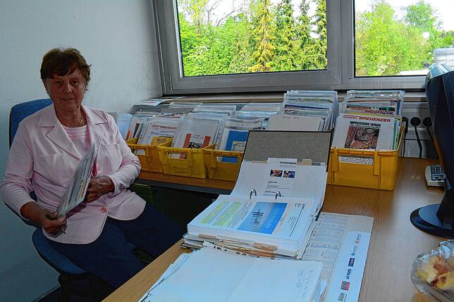 Die Zeit in der Pandemie nutzte die Reiseleiterin, um an einem geplanten Buch über ihre Reisen zu arbeiten. Neben ihr die alphabetisch ...