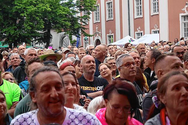 Bild 7: 2200 Fans feiern mit Kerstin Ott auf dem Schlossplatz