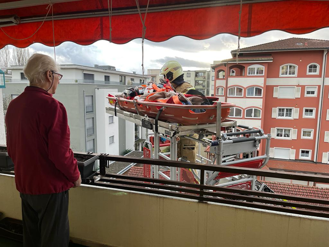 Nur, weil der Lift nicht funktioniert: Inge Duelli (86) muss mit einer Feuerwehrleiter für einen Krankentransport aus ihrer Wohnung im ...
