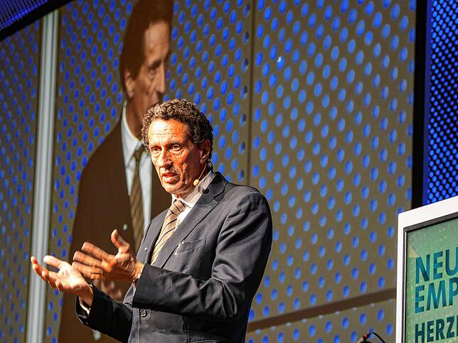 Festredner Julian Nida-Rümelin beim Neujahrsempfang der Industrie- und Handelskammer (IHK) auf der Bühne des Bodenseeforums.