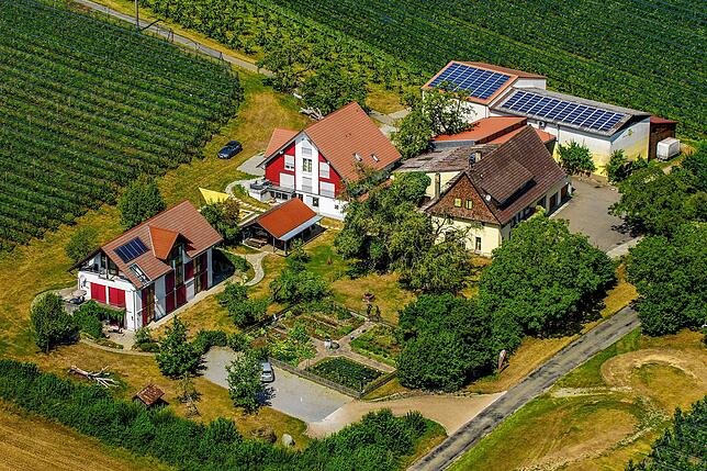 Der Oberhof in Lippertsreute mit den beiden Ferienanlagen (links), die das zweite Standbein bilden.