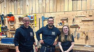 Kai Schille, Zimmermeister, Timo Mahl, Geschäftsführer TM Holzbau und Julia Benz, Auszubildende Kauffrau Büromanagement (von links).