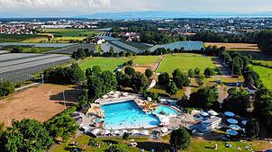 Bei über 30 Grad zieht es viele ins Wasser – ins gechlorte Freibad, wie hier im Wellenbad in Ailingen, oder in den Bodensee. Doch wo ...