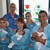 Mama, Papa, Oma und das Mukiz-Team kümmerten sich um die Drillinge (von links): Oma Sentürk mit Mehmet, Dr. David Eppler, Nergiz Ünlü ...