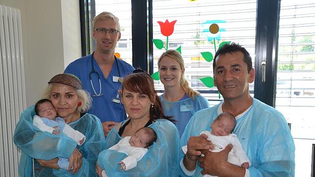 Mama, Papa, Oma und das Mukiz-Team kümmerten sich um die Drillinge (von links): Oma Sentürk mit Mehmet, Dr. David Eppler, Nergiz Ünlü ...