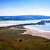 Auch aus der Luft zeigt sich das Niedrigwasser am Bodensee. Zu sehen ist der Uferdamm (links) zur Insel Reichenau. Daneben liegt schon ...