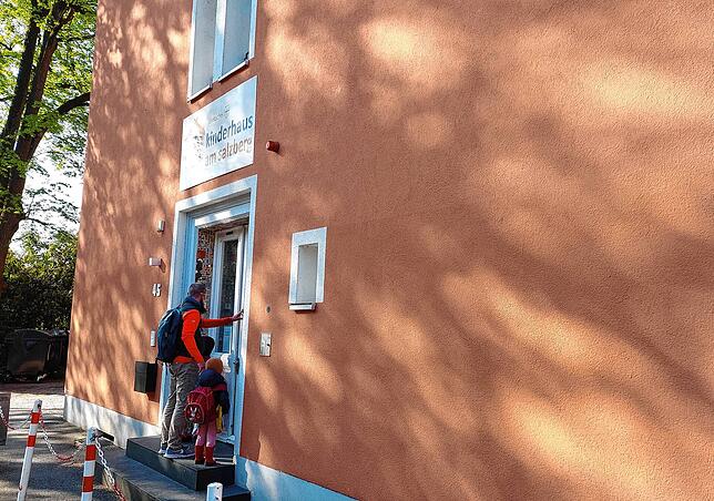Dieser Vater bringt sein Kind ins städtische Kinderhaus am Salzberg. Auch hier kommt es zu Engpässen, doch wegen der Größe der ...