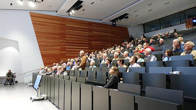 Mehr als 100 Besucher kamen am Dienstagabend zur Bürgerinfo Teststrecke ins ZF-Forum.