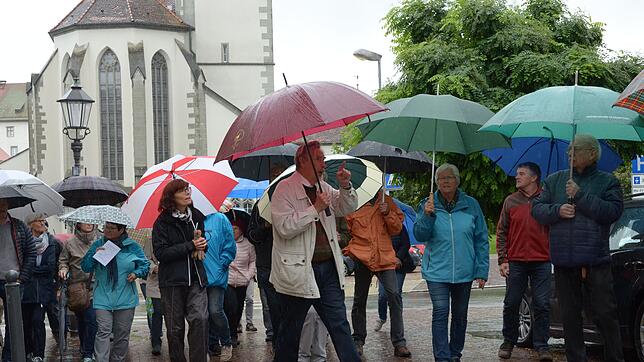 Der harte Kern von Hermann Zitzlspergers Zuhörern lässt sich am Sonntag anlässlich des Tages des offenen Denkmals auch vom Regen nicht ...