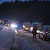 Wegen einem schweren Unfall staut sich am Mittwochmorgen der Straßenverkehr. Auch ein Bus mit Schulkindern bleibt auf der Straße stecken.