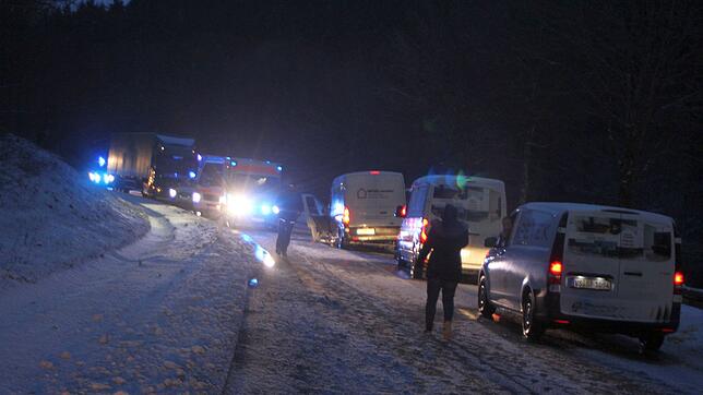 Wegen einem schweren Unfall staut sich am Mittwochmorgen der Straßenverkehr. Auch ein Bus mit Schulkindern bleibt auf der Straße stecken.