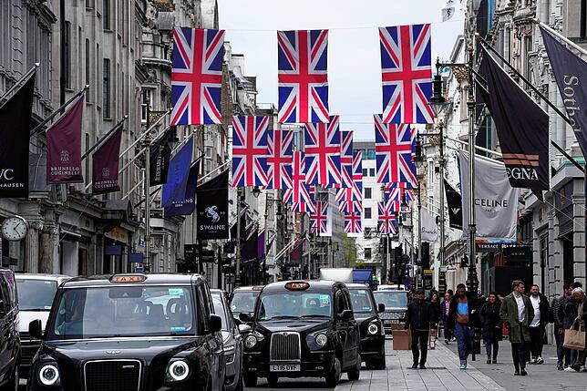 London putzt sich heraus: Zur Feier der bevorstehenden Krönung von König Charles III. hängen britische Nationalfahnen über einer Straße ...