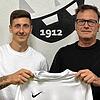 Neuzugang: Giuliano Bartolotta (links, mit Sportchef Peter Eckert) hat den FC Liestal wieder verlassen und spielt künftig für die SG FC ...