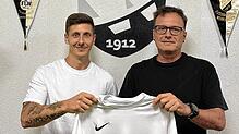 Neuzugang: Giuliano Bartolotta (links, mit Sportchef Peter Eckert) hat den FC Liestal wieder verlassen und spielt künftig für die SG FC ...