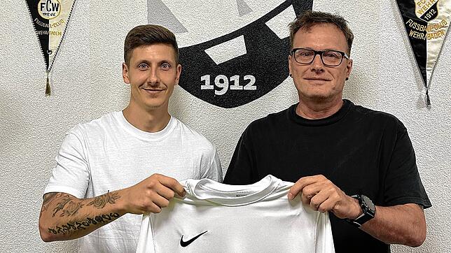 Neuzugang: Giuliano Bartolotta (links, mit Sportchef Peter Eckert) hat den FC Liestal wieder verlassen und spielt künftig für die SG FC ...