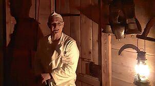 Der Martibeck mit seiner Erdöl-Lampe führt heute durchs Tennenbronner Heimathaus. Bild: Alfred Moosmann