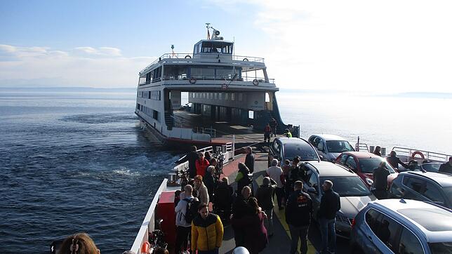 Eine Motorpanne legte die voll besetzte Autofähre „Richmond“ auf dem Bodensee über Stunden lahm. Die „Kreuzlingen“ hat dabei geholfen, ...