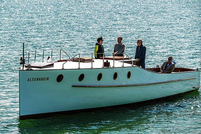 (Archivbild von Mai 2025) Hier sieht man die „Altenrhein“ mit Bootsbauer Moritz Pulter, Karsten Timmerherm am Steuer, David Dornier und ...