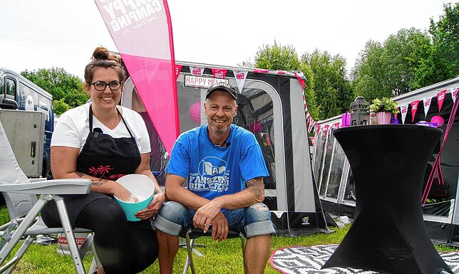 Melanie Ebeling und Stefan Günther schreiben an einem Campingkochbuch und haben am Wochenende in Friedrichshafen Videos dazu gedreht.