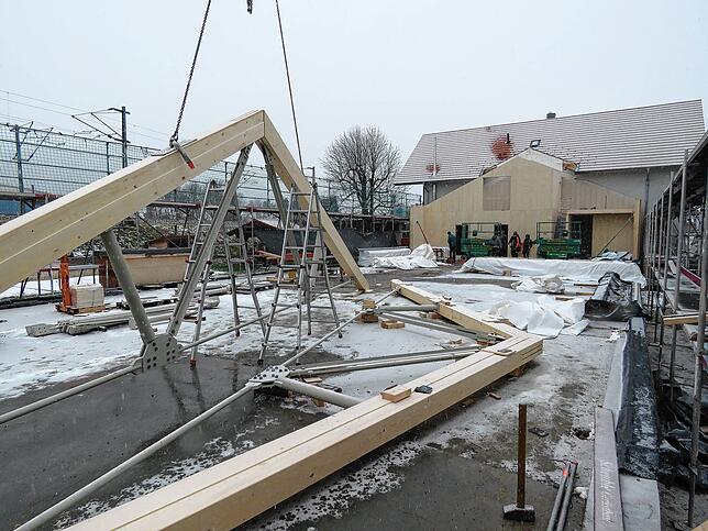 Die neue Halle und die Nebenräume werden aus Holzfertigteilen aufgebaut. Die ersten Meter der neuen Halle stehen bereits.