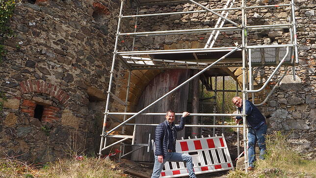 Die Burgruine Mägdeberg muss ein Stützkorsett erhalten, deswegen verzögern sich die Sanierungsarbeiten. Bei einem Ortstermin blicken ...