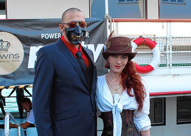 Als „Maskenball für Erwachsene“ bezeichnen Chris und Mav die Party auf dem Torture Ship. „Eine Party, auf der einen ...