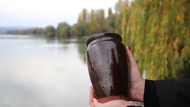 (Symbolbild) Es gibt Menschen, die sich eine Seebestattung wünschen. Doch in deutschen Binnengewässern, wie beispielsweise dem Bodensee, ...