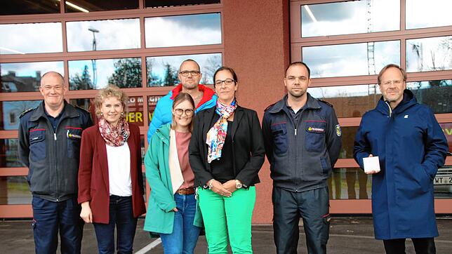 Nutzer und Bauverantwortliche freuen sich über den Hugo-Häring-Preis für die Feuerwehr-Kita im Ziegelfed (v.l.): Peter Wolf, Petra ...